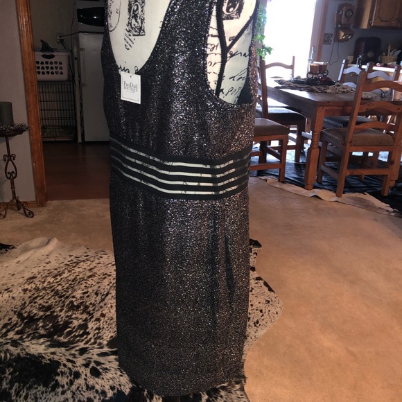 🤩Silver Sparkle Bodycon Dress w/ Peek-a-Boo Waist - Picture 5 of 6
